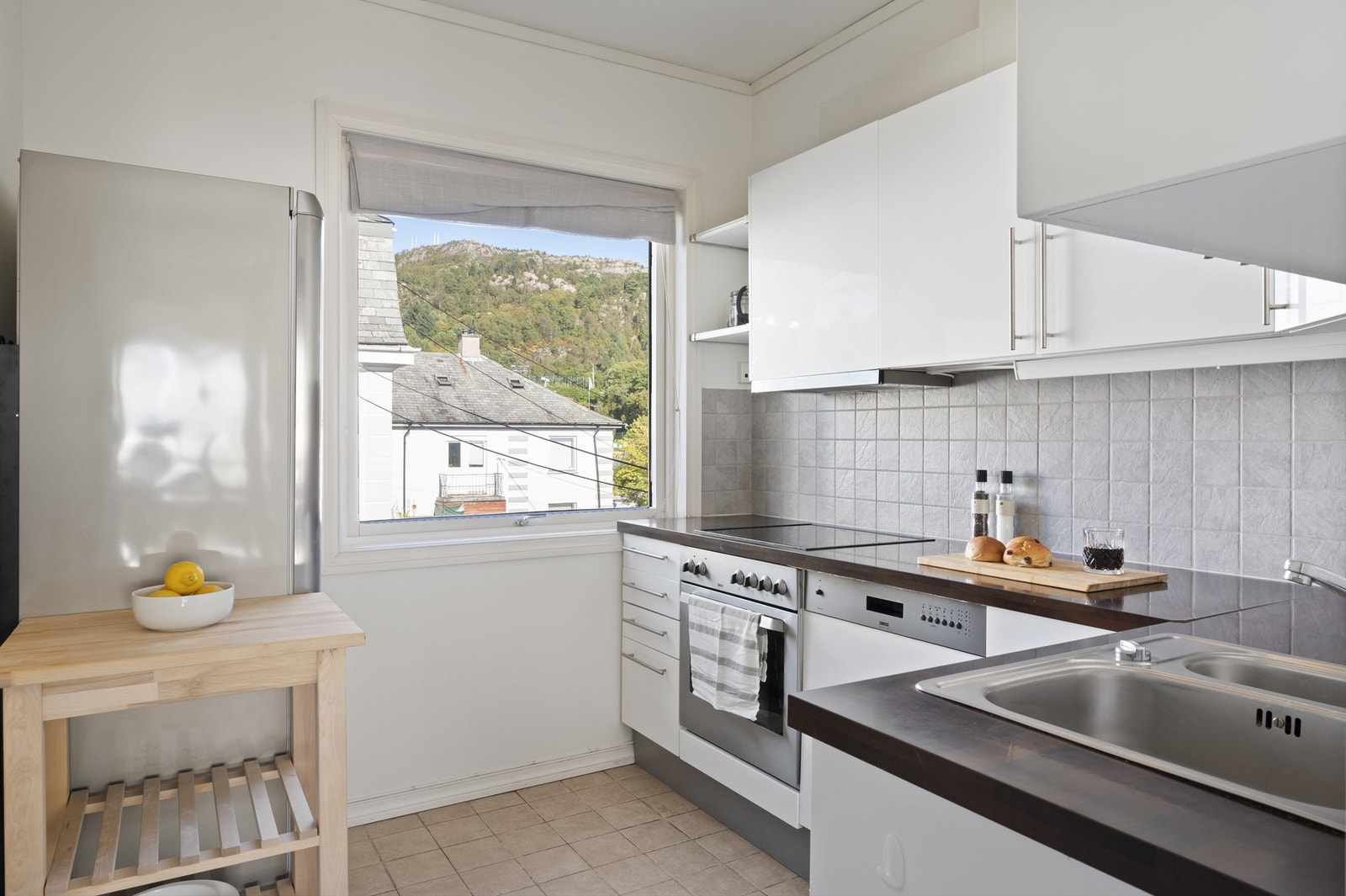 Her får man også rikelig med naturlig lys som gjør det til et hyggelig oppholdsrom. Galleribilde