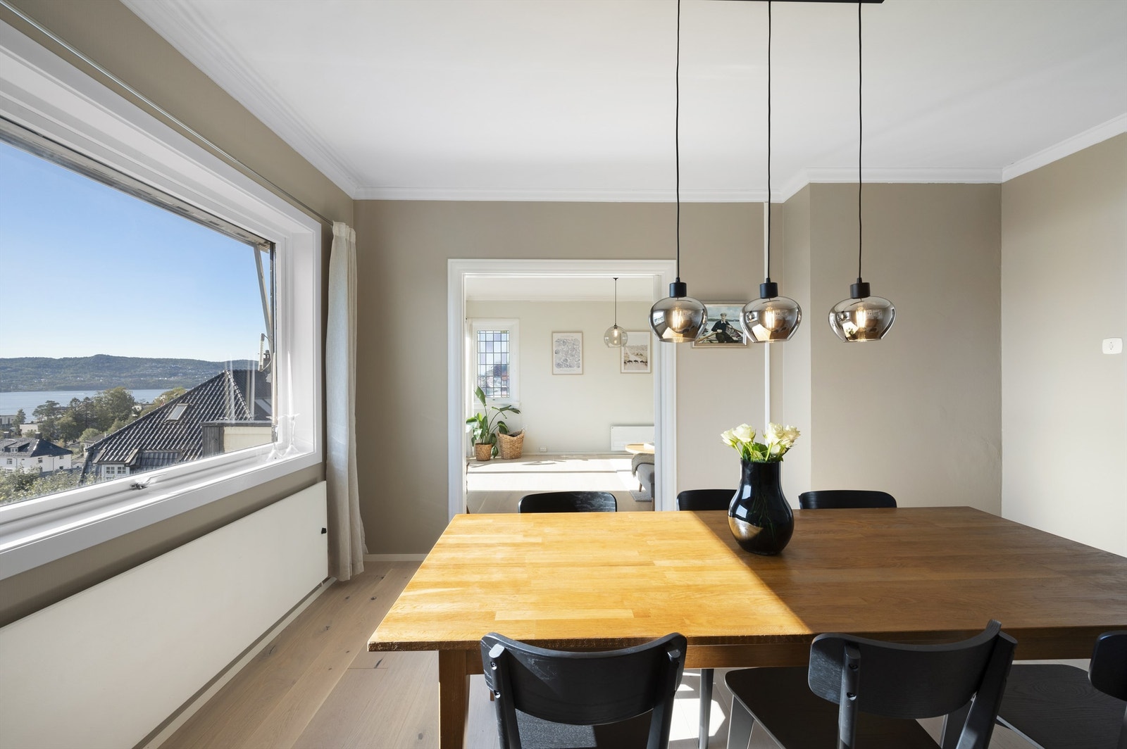 Spisestuen har god bordplass til både familie og venner og byr på en herlig atmosfære Galleribilde