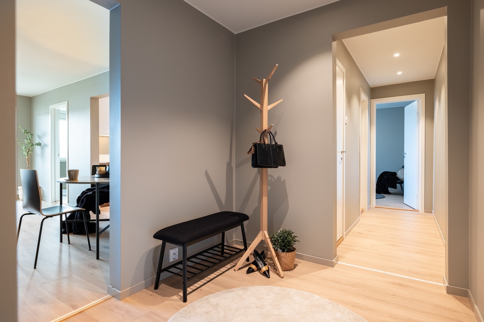 Man får et godt førsteinntrykk hvor man blir møtt med et flott og slitesterk 1-stavs laminatgulv, samt downlights i tak. Galleribilde