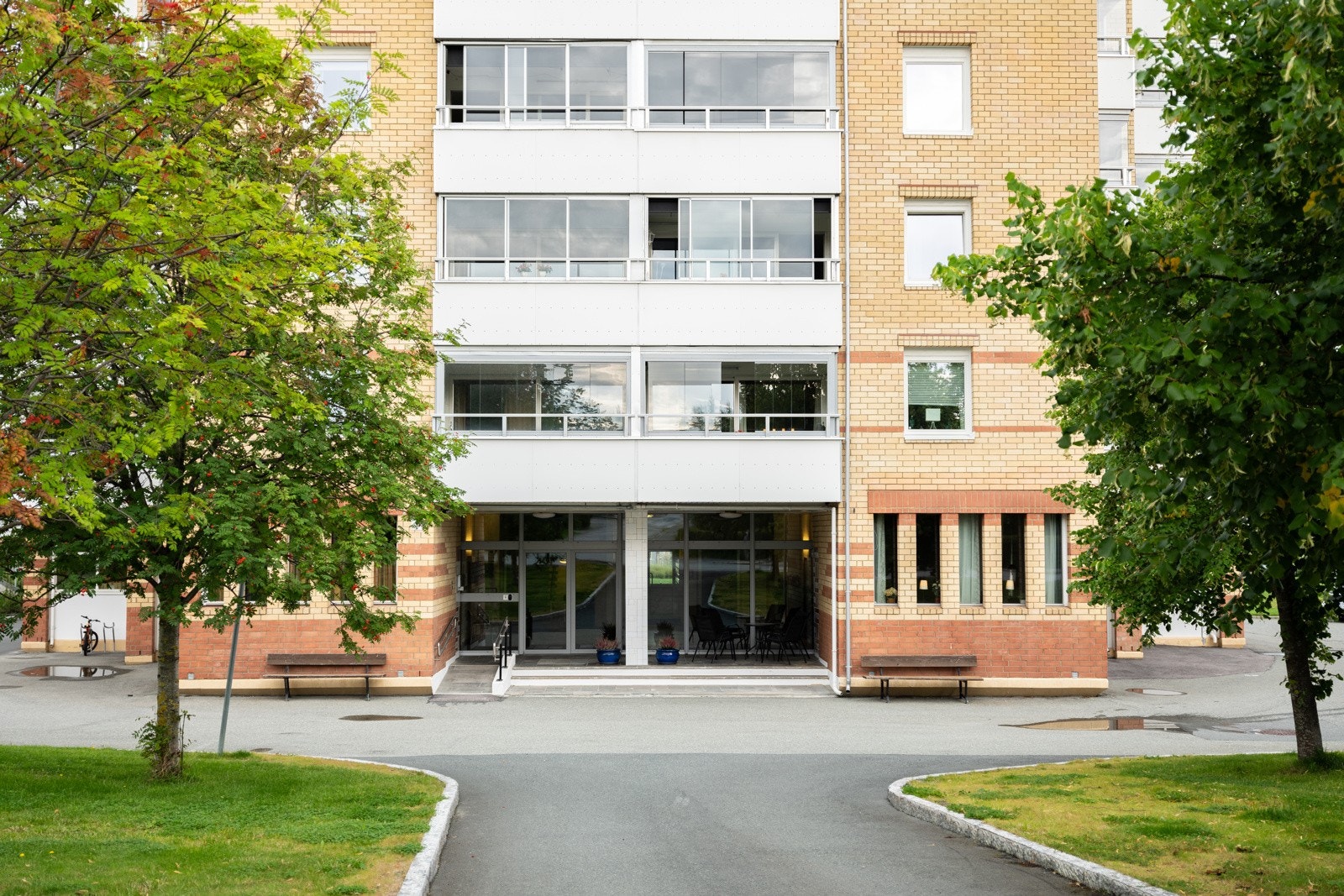 Det er et godt og effektivt kollektivtilbud med flere bussholdeplasser i området, som tar deg raskt til de fleste steder i byen. Velkommen på visning! Galleribilde
