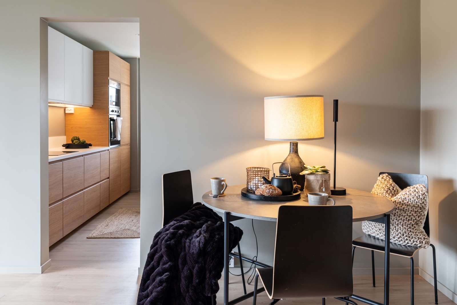 Stuen er i en delvis åpen løsning med kjøkkenet, og er på 22,7 kvm. Her får man godt med plass til sofagruppe og spisebord. Galleribilde