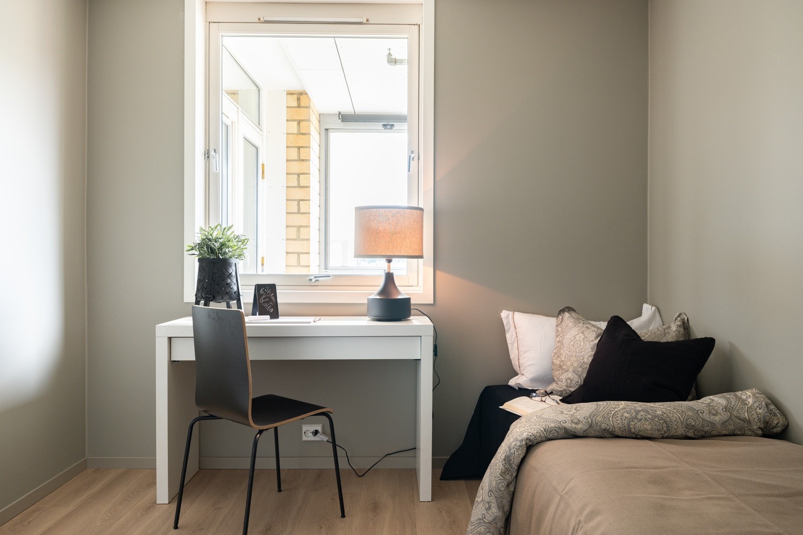 Soverommene vender ut mot rolige omgivelser som er felles for borettslaget. Dette gir et godt sovemiljø. Galleribilde