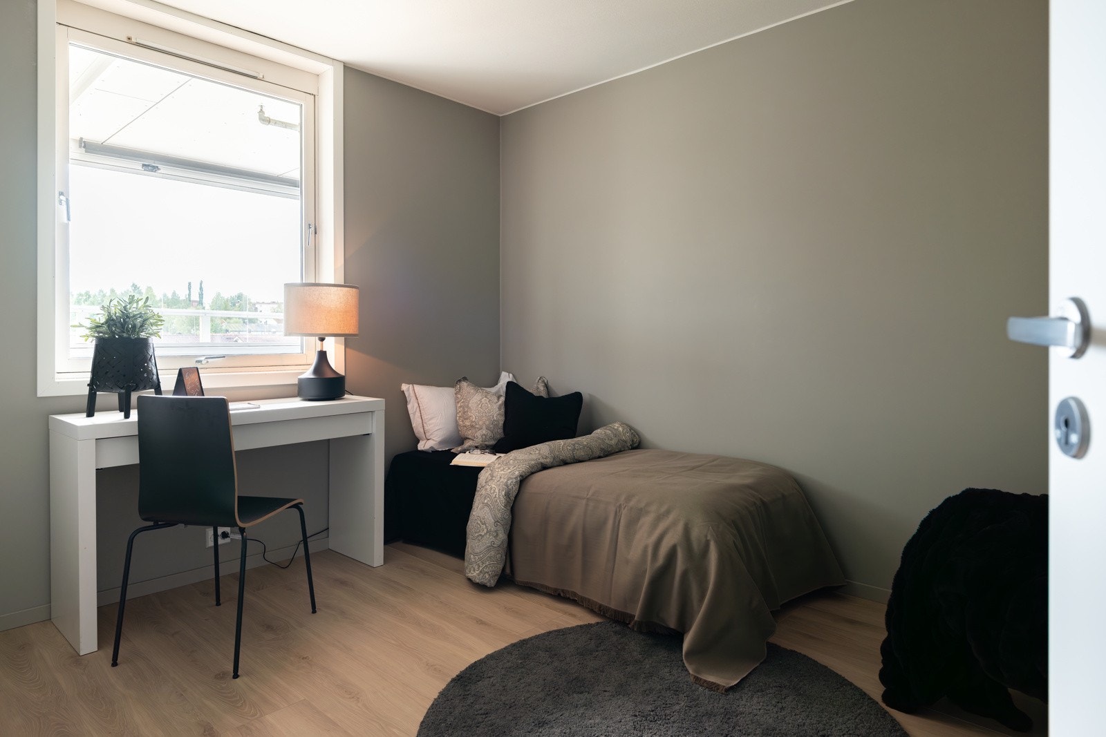 Begge rommene har god plass til dobbeltseng og en garderobeløsning/kontorpult. Galleribilde