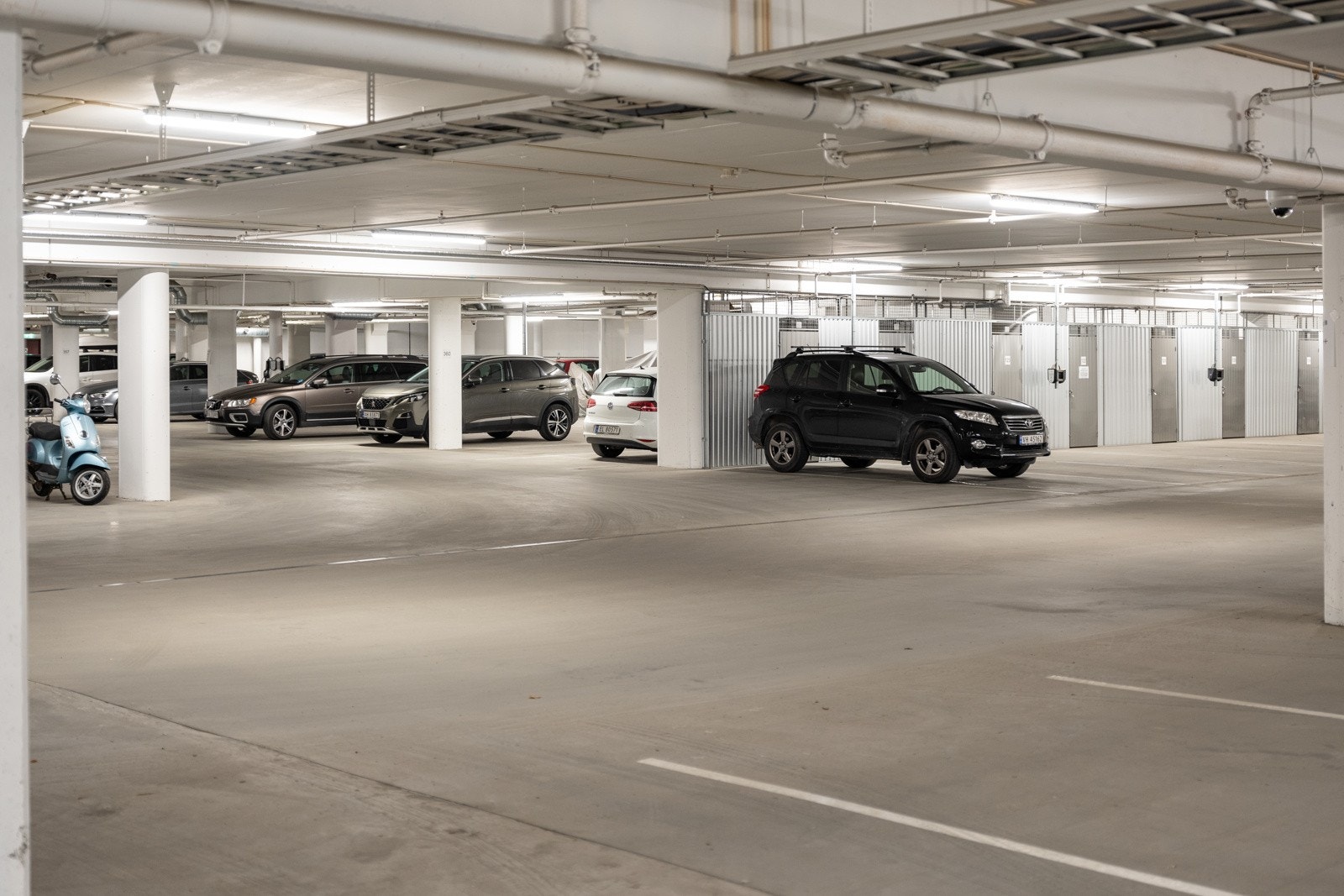 Fast parkeringsplass i oppvarmet p-kjeller med mulighet for el-bil lader medfølger. Parkeringsplassen kan leies ut om ønskelig. Galleribilde
