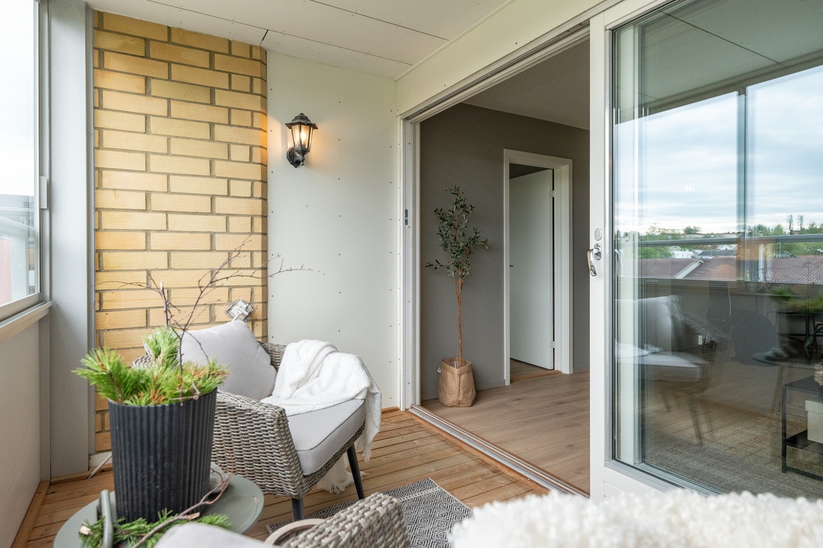 Store skyvedører som kan åpnes helt opp. Verandaen er også innglasset slik at det blir en forlengese av stuen. Galleribilde