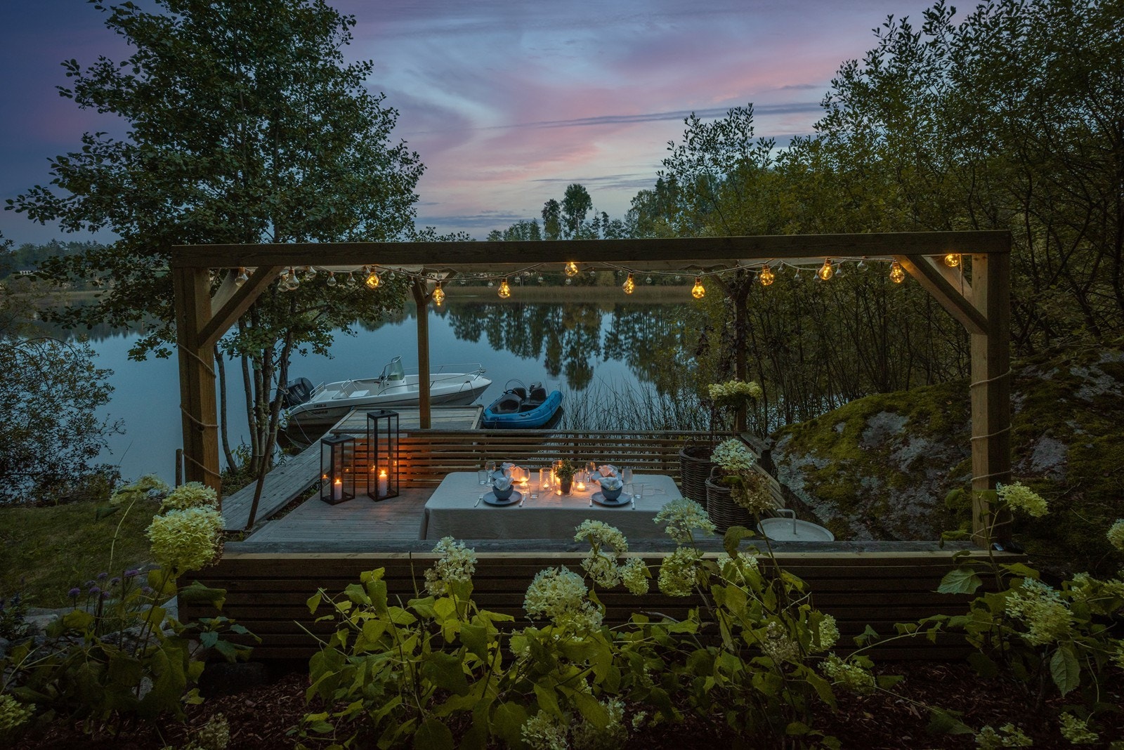 Pergola ved vannet er nylig satt opp av snekker. Kan det bli mer idyllisk enn dette ved Vansjø? Galleribilde