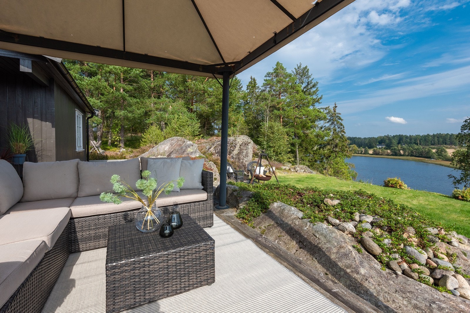 På veranda er det pergola med plass for utemøblement. Et herlig sted for avslapning med fjordutsikt! Duk til pergola medfølger. Galleribilde