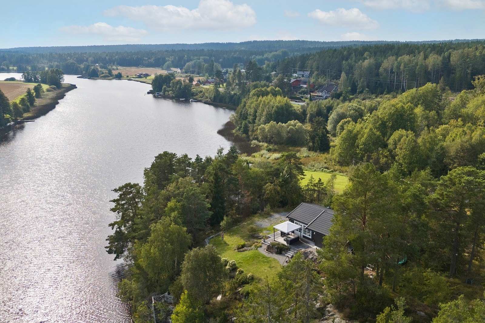 Kolsrødveien er en blindvei som gir lite gjennomgangstrafikk og et rolig nærområde. Fra eiendommen er det kort vei til Moss med alle fasiliteter, tur- og rekreasjonsområder. Galleribilde