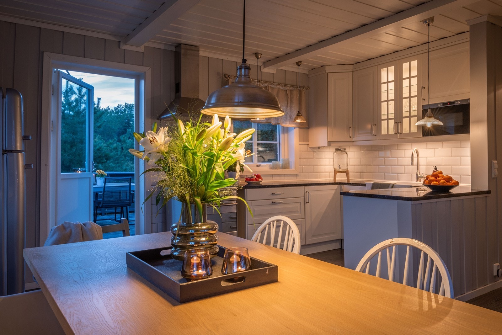 Fra spisestuen er det utgang til vestvendt veranda med kveldssol. Dette gjør det enkelt å ta med måltidene ut. Galleribilde