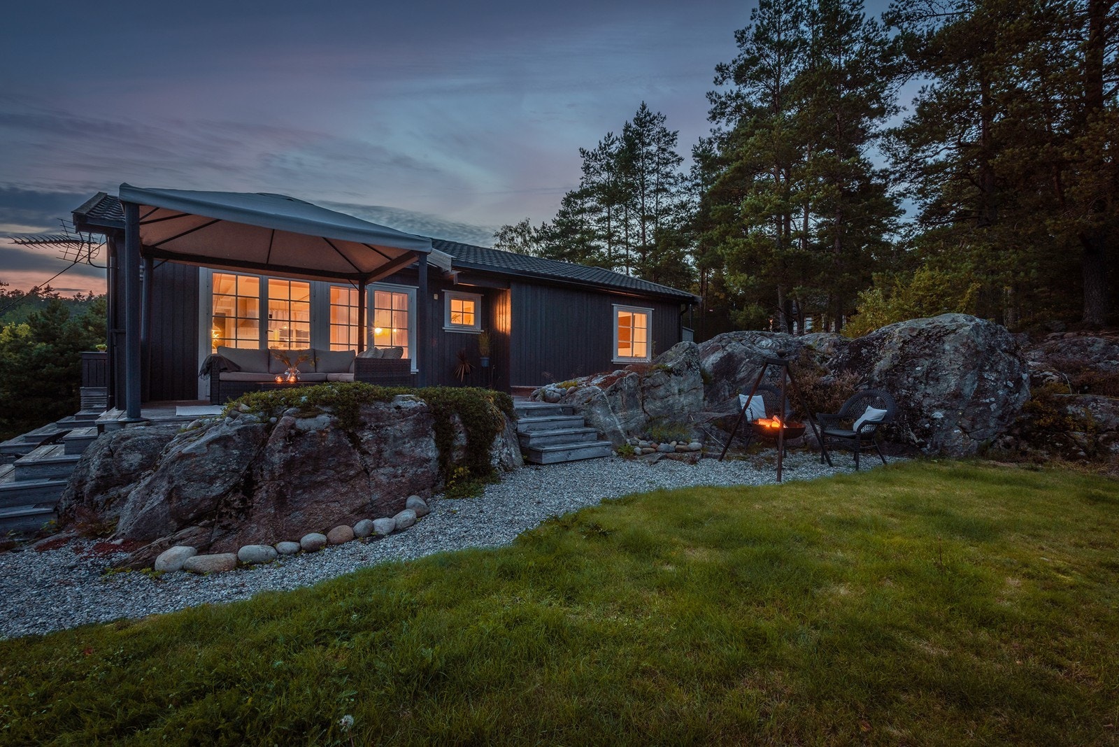 Uteplassene smelter fint inn med naturtomten og er pent opparbeidet med platting, grus, steinbed og div. beplantning. Galleribilde