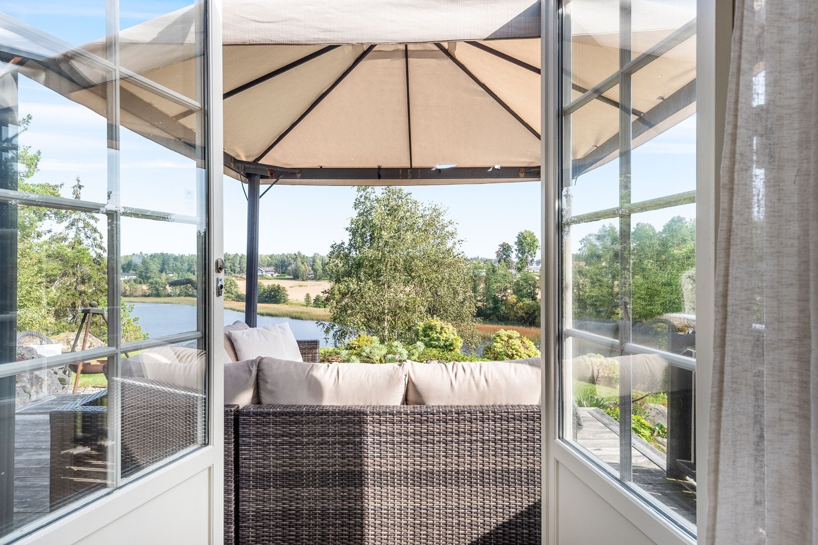 Fra stuen fører en tofløyet verandadør ut til stor terrasse østvendt mot Lødengfjorden. Galleribilde