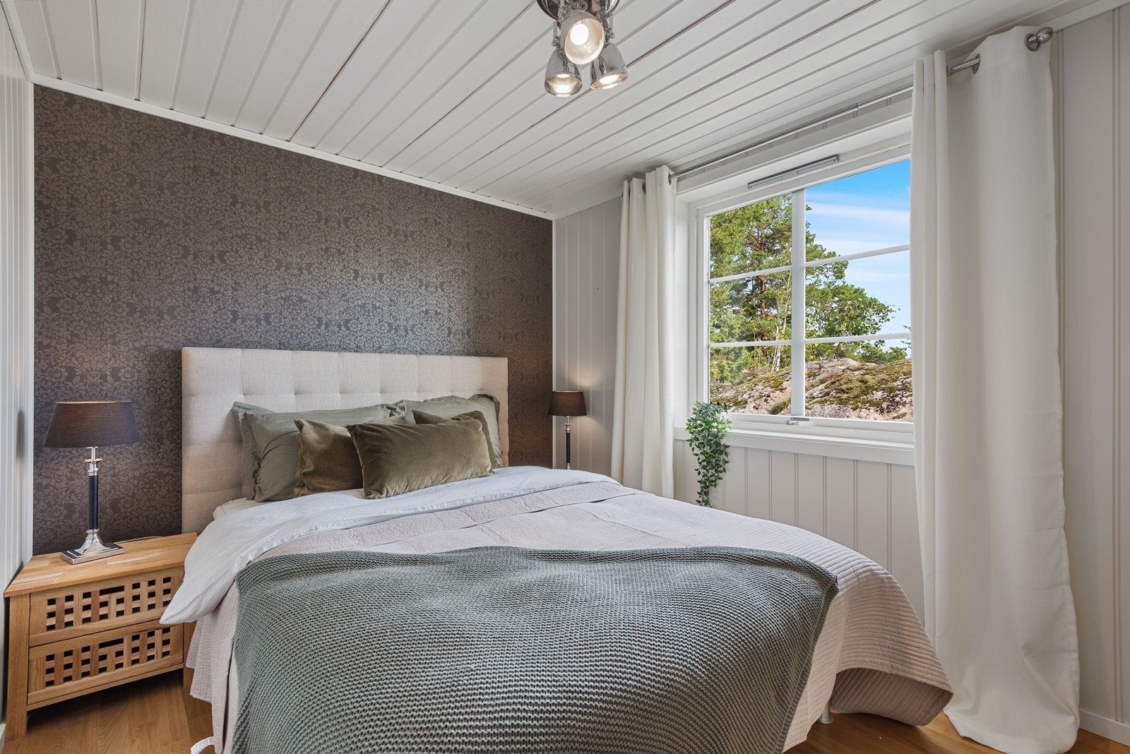 Hovedsoverommet er spesielt romslig og har plass for dobbeltseng med tilhørende møblement, samt garderobe. Galleribilde