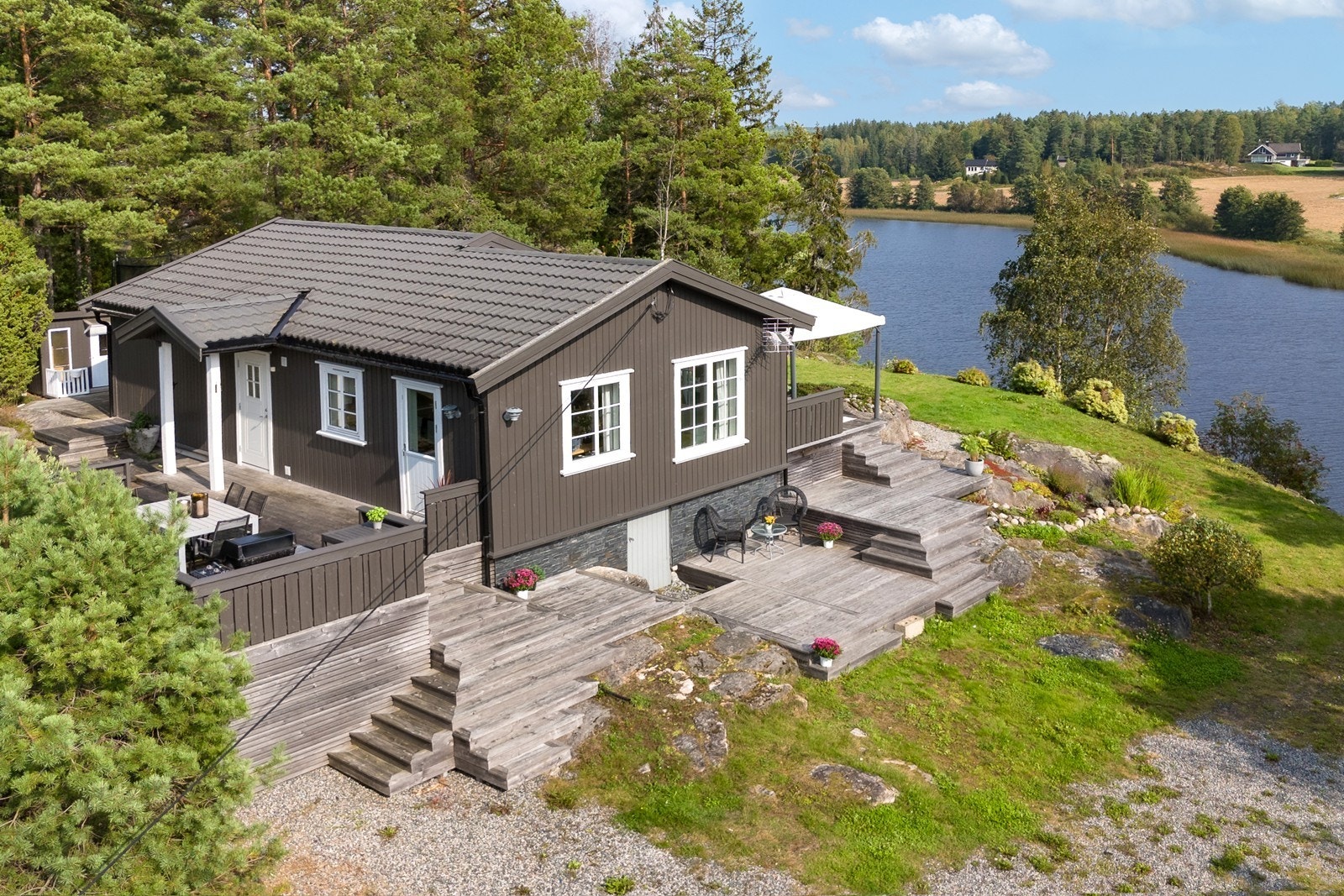 Velkommen til Kolsrødveien 209! En fritidsbolig med nydelig beliggenhet i første rekke ved Lødengfjorden, med parkering rett ved hytta. Galleribilde
