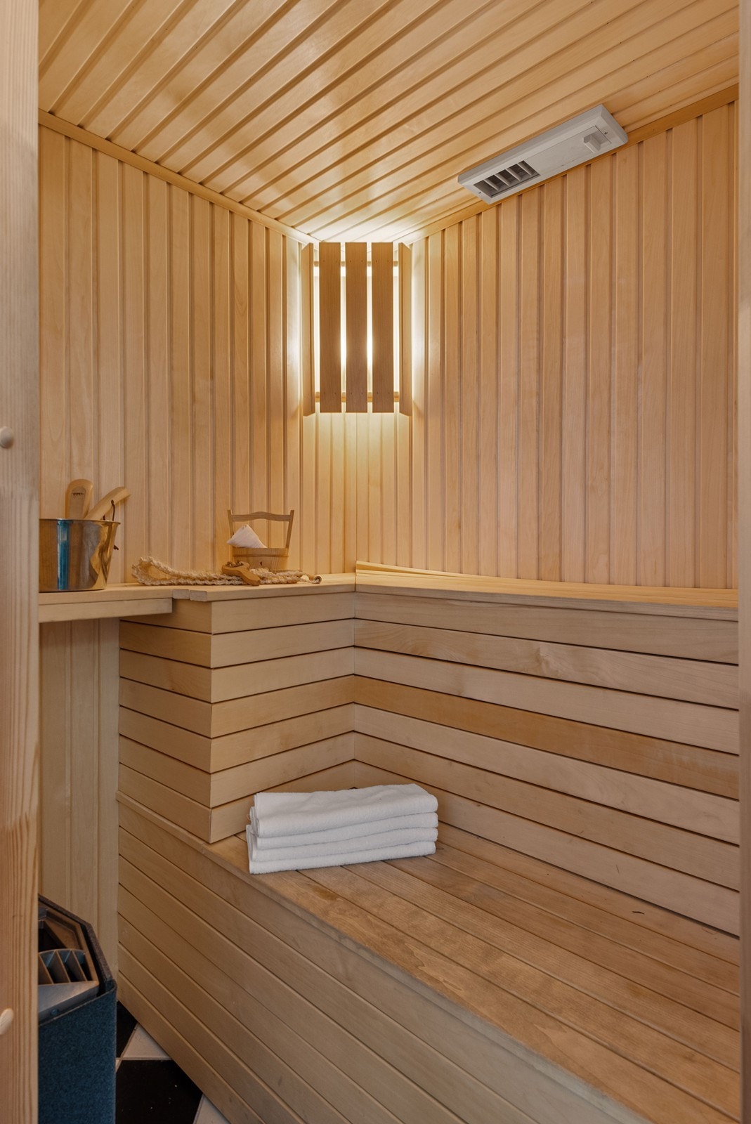 Tilknyttet badet er en flott badstu med sotet glassdør. Galleribilde