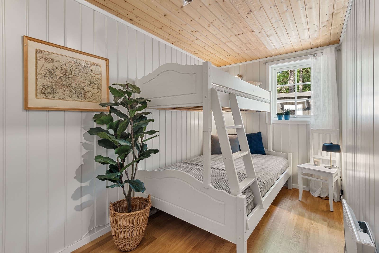 Soverom 2 og 3 er begge innredet med køyesenger. Rommene er lyse og innbydende, med malt panel, parkettgulv og vindu. Galleribilde