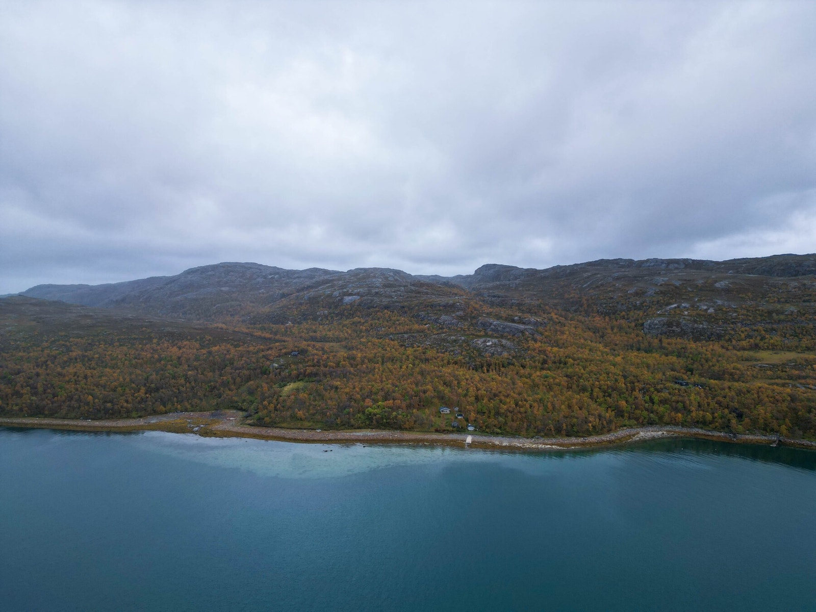 Lanabukt - Stor fritidstomt på 135 mål med strandlinje og mulighet for å skille ut flere tomter - Tomtegrensen går like til venstre og overfor hytten som ligger til venstre i bildet og videre bortover forbi hytten som ligger helt til høyre i bildet Galleribilde
