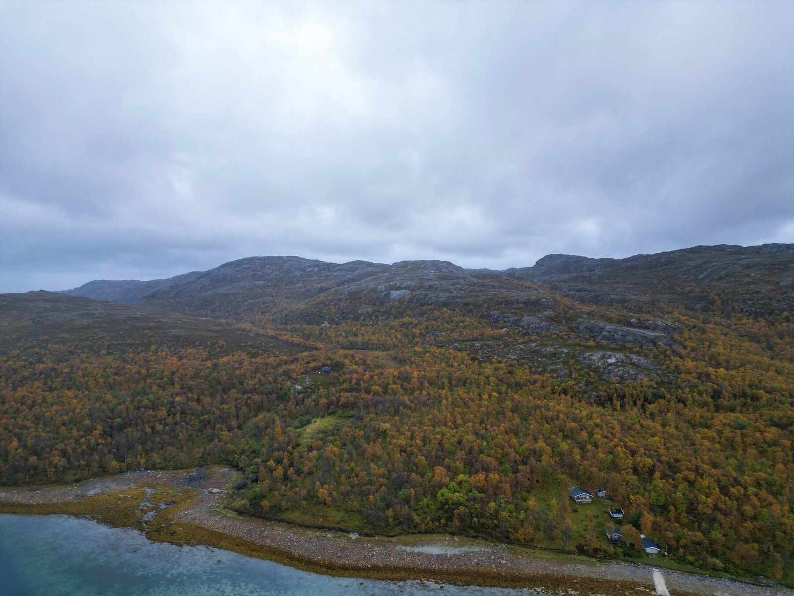 Tomtegrensen går litt til venstre og litt overfor for hytten som ligger til venstre i bildet og strekker seg videre bortenfor hytten til høyre i bildet Galleribilde
