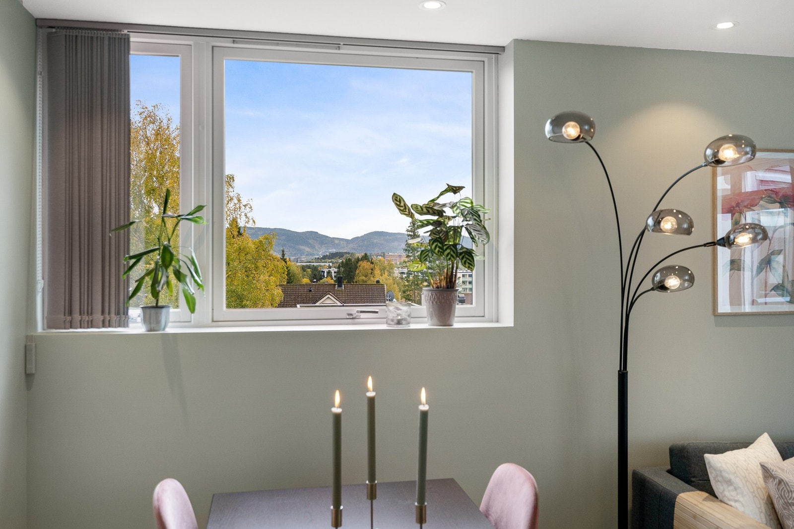 Herlig utsikt fra stuevindu, leiligheten har endebeliggenhet. Galleribilde