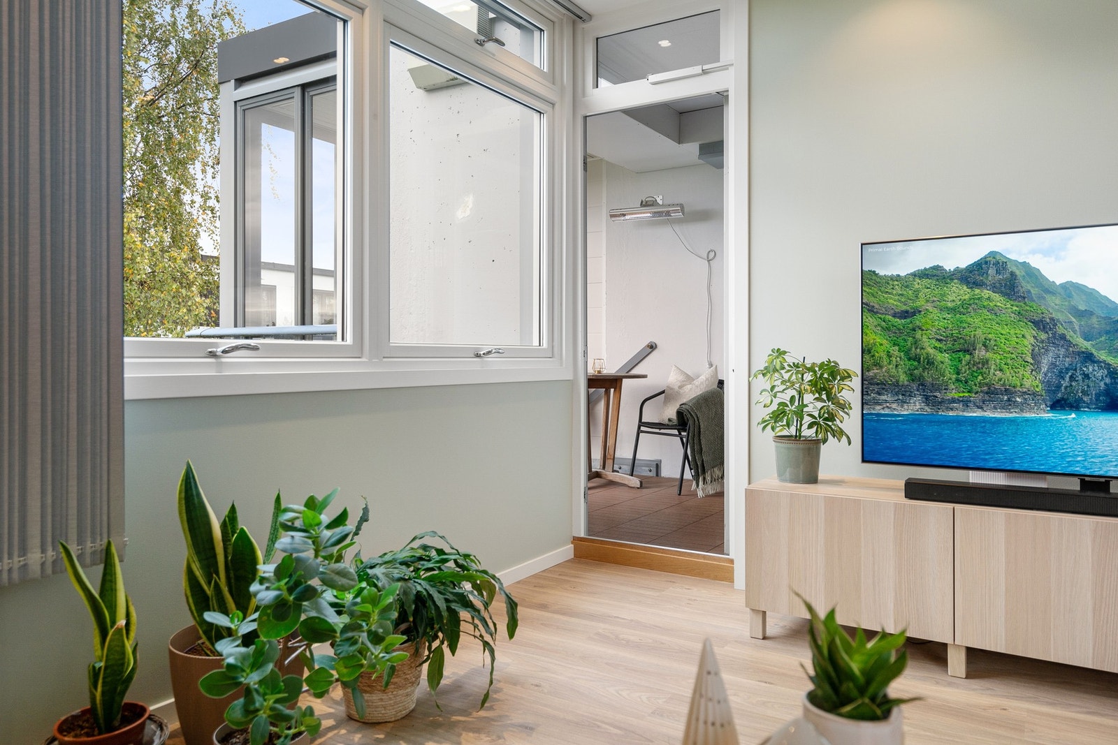 Fra stuen er det utgang til en sørvendt innglasset balkong. Galleribilde