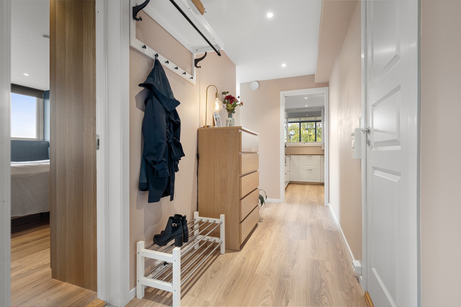 Innbydende entré med god plass til garderobeløsning. Galleribilde