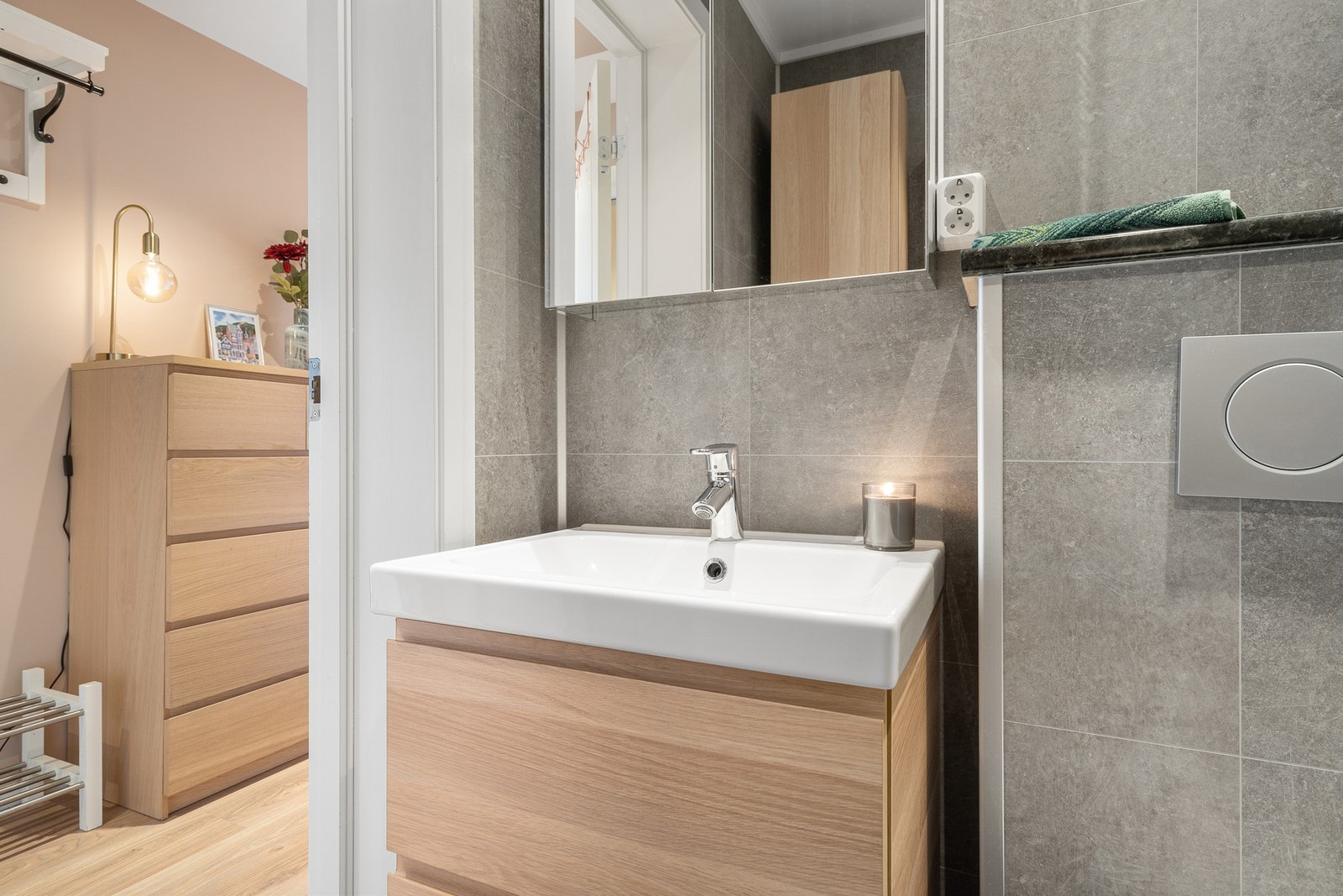 Moderne baderomsinnredning med god skapplass. Galleribilde