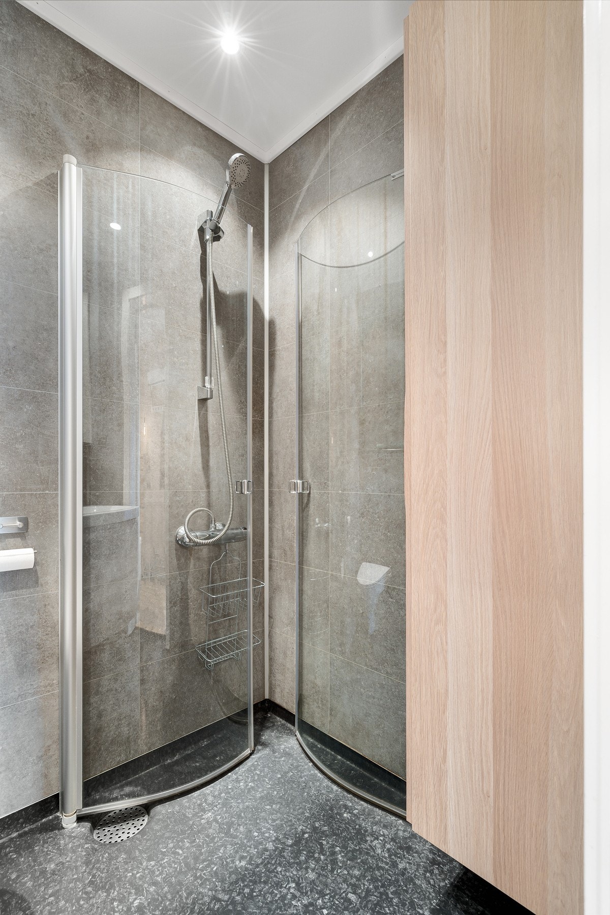 Dusjhjørne med innfellbare dusjdører. Galleribilde