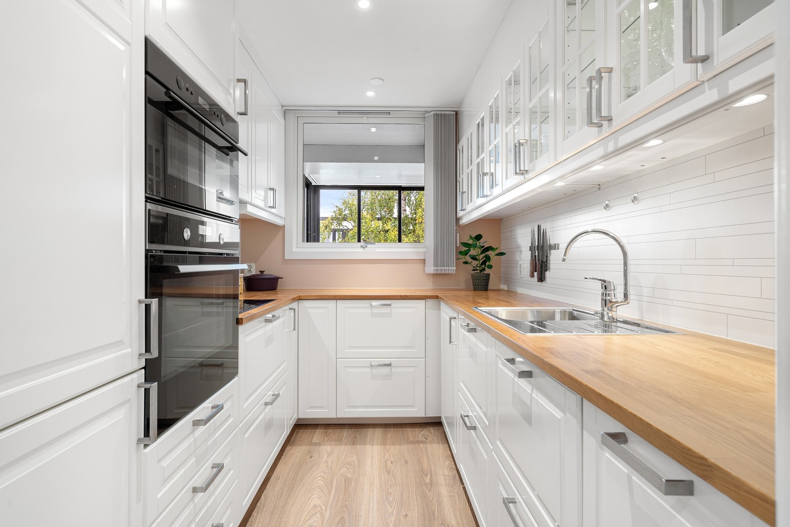 Moderne kjøkken fra 2016 med integrerte hvitevarer. Galleribilde