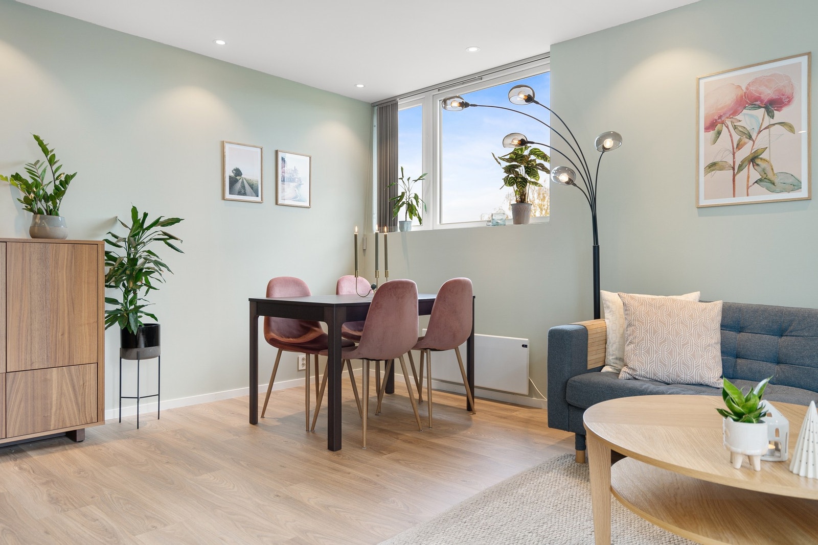 God plass til sofagruppe og spisebord i stuen. Galleribilde