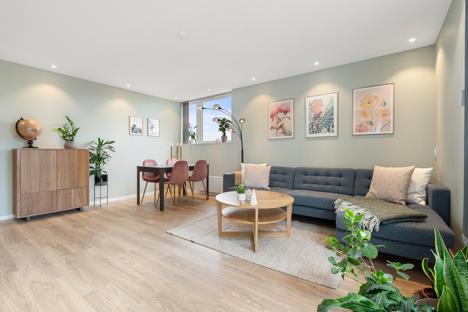 Romslig stue med moderne fargevalg og spotter i himling. Galleribilde