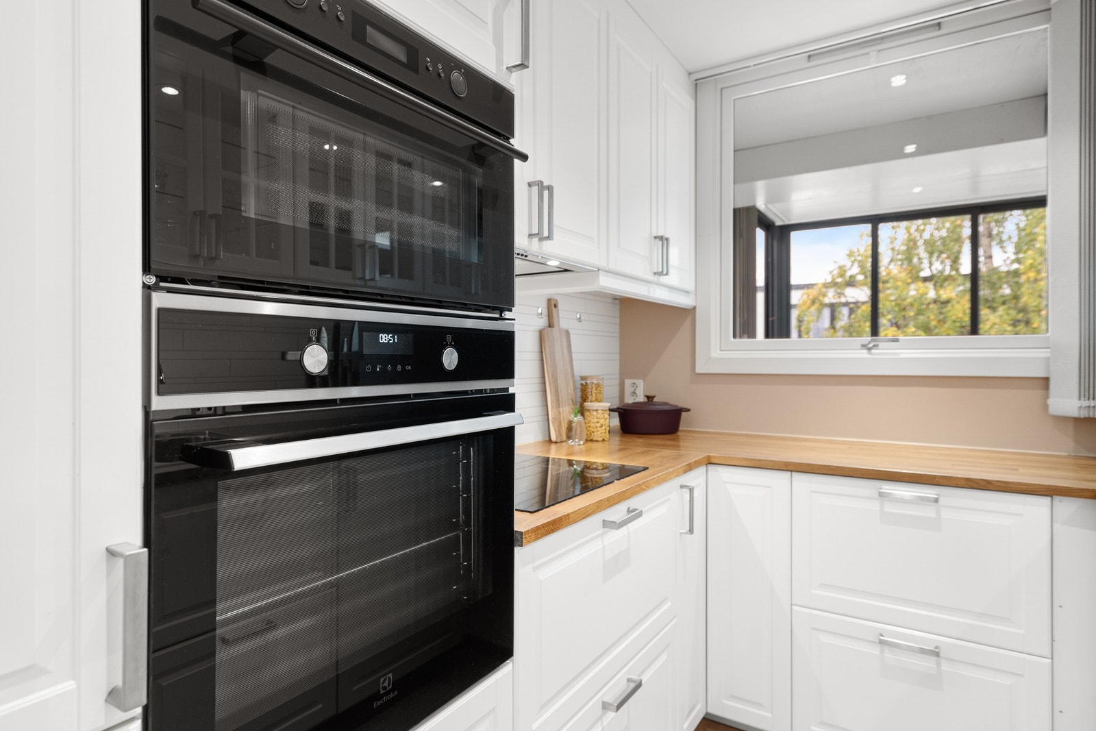 Steke- og mikrobølgeovn praktisk i midjehøyde. Galleribilde