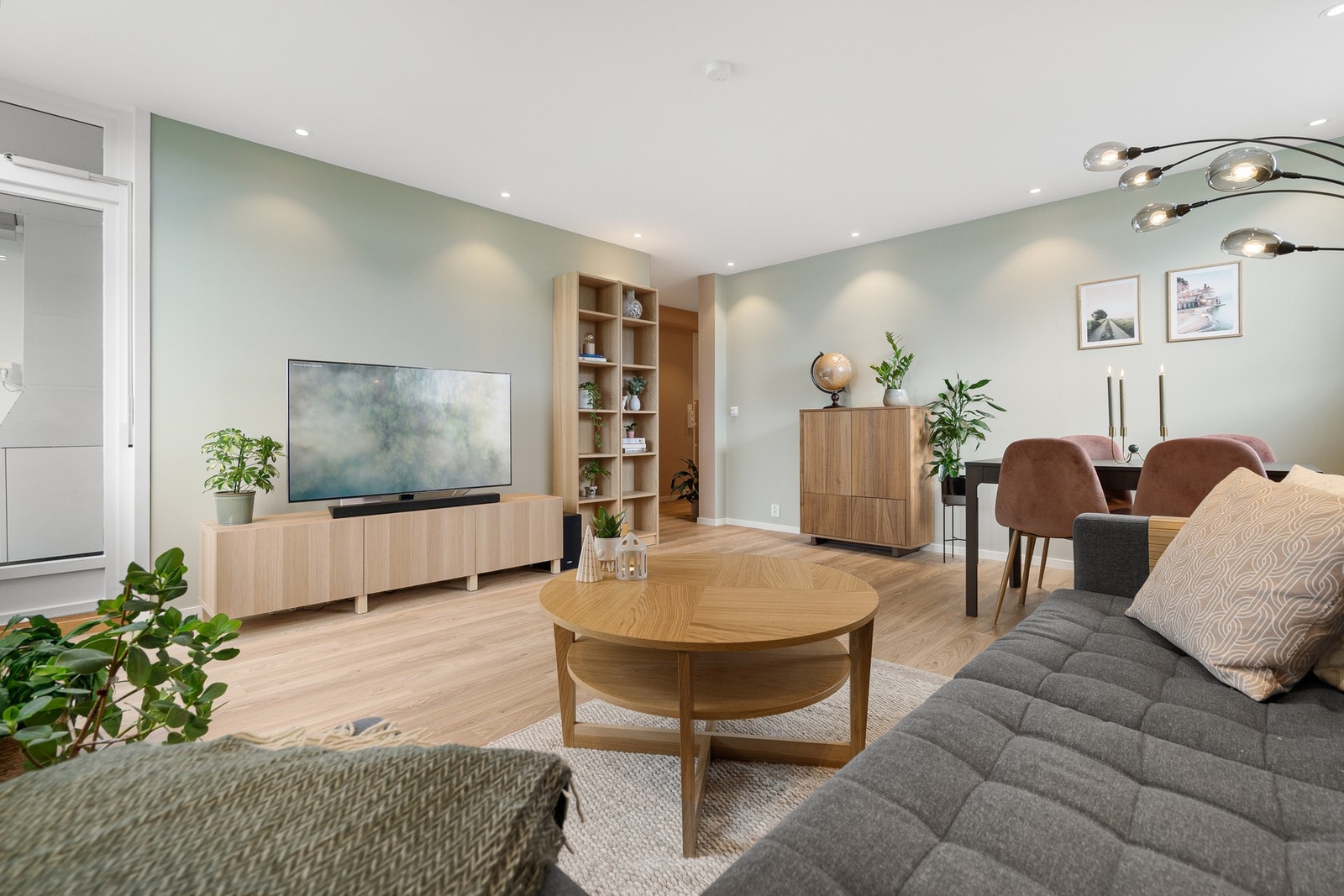 Lekre detaljer med listefrie overganger mellom vegger og tak. Galleribilde