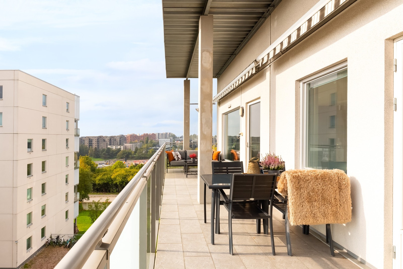 Balkongen er overbygd som gjør den mer anvendelig selv på dager med litt nedbør Galleribilde