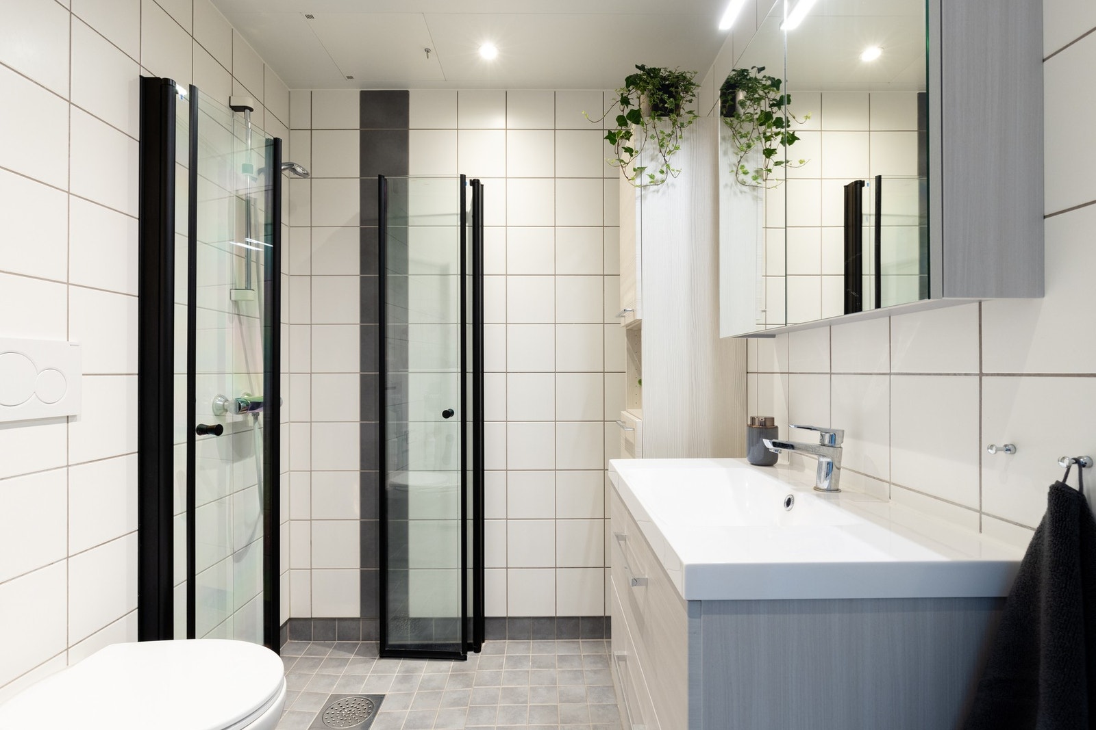 Moderne innredning og mye lagringsplass, gulvvarme og downlights i taket Galleribilde