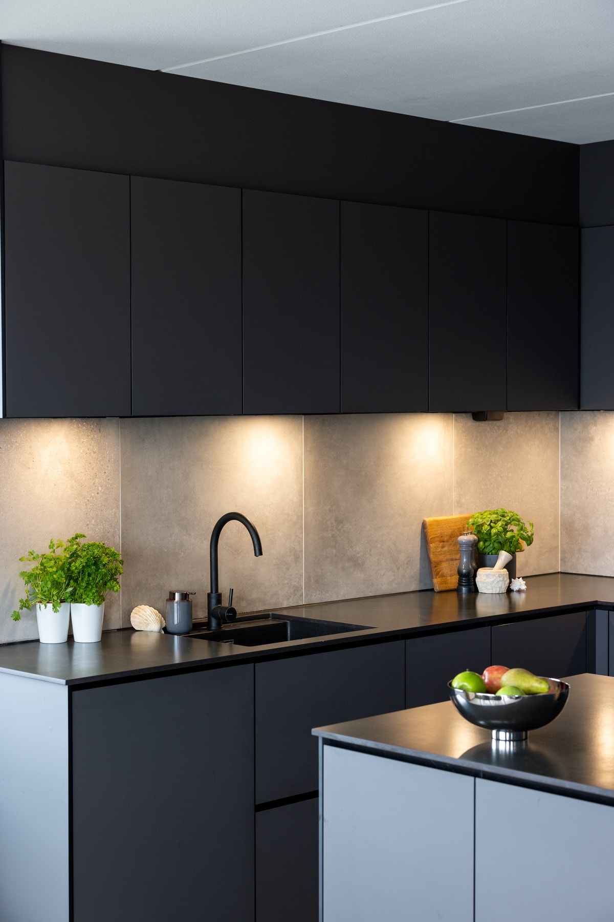 Benkeplaten er av lekker steinkompositt som er enkelt å vedlikeholde Galleribilde