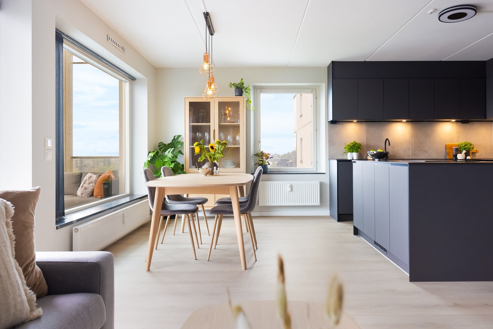 I forbindelse med kjøkkenet er det plass til en stor spisestue hvor man enkelt kan invitere venner og familie til hyggelige selskap Galleribilde