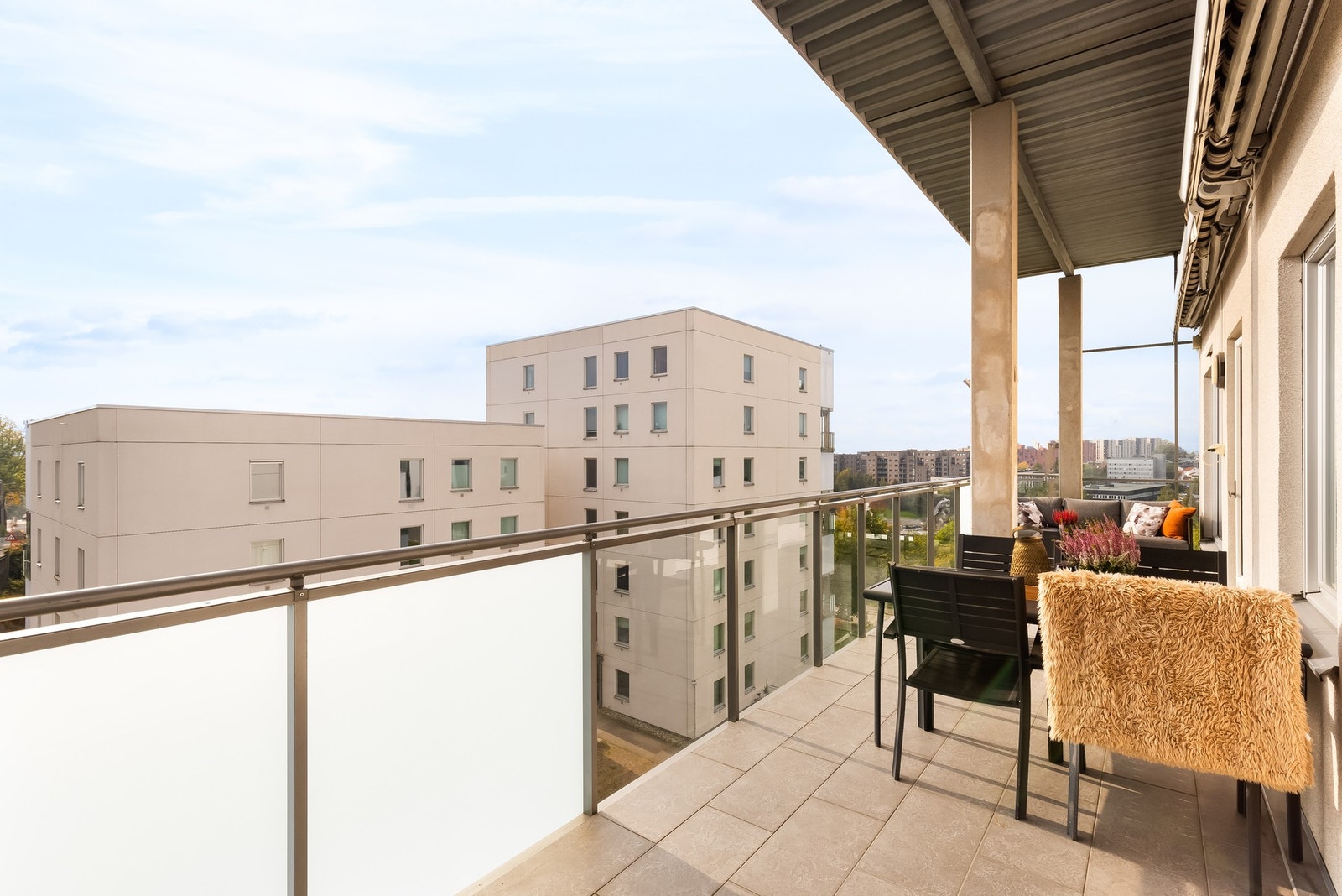 Det er sol på balkongen fra tidlig formiddag til sen kveld Galleribilde