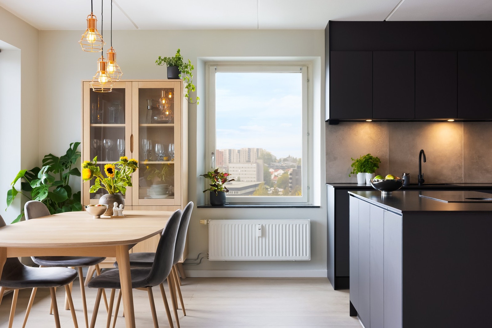 Spisestuen er fint plassert ved vinduene i stua slik at man kan nyte utsikten rundt bordet Galleribilde