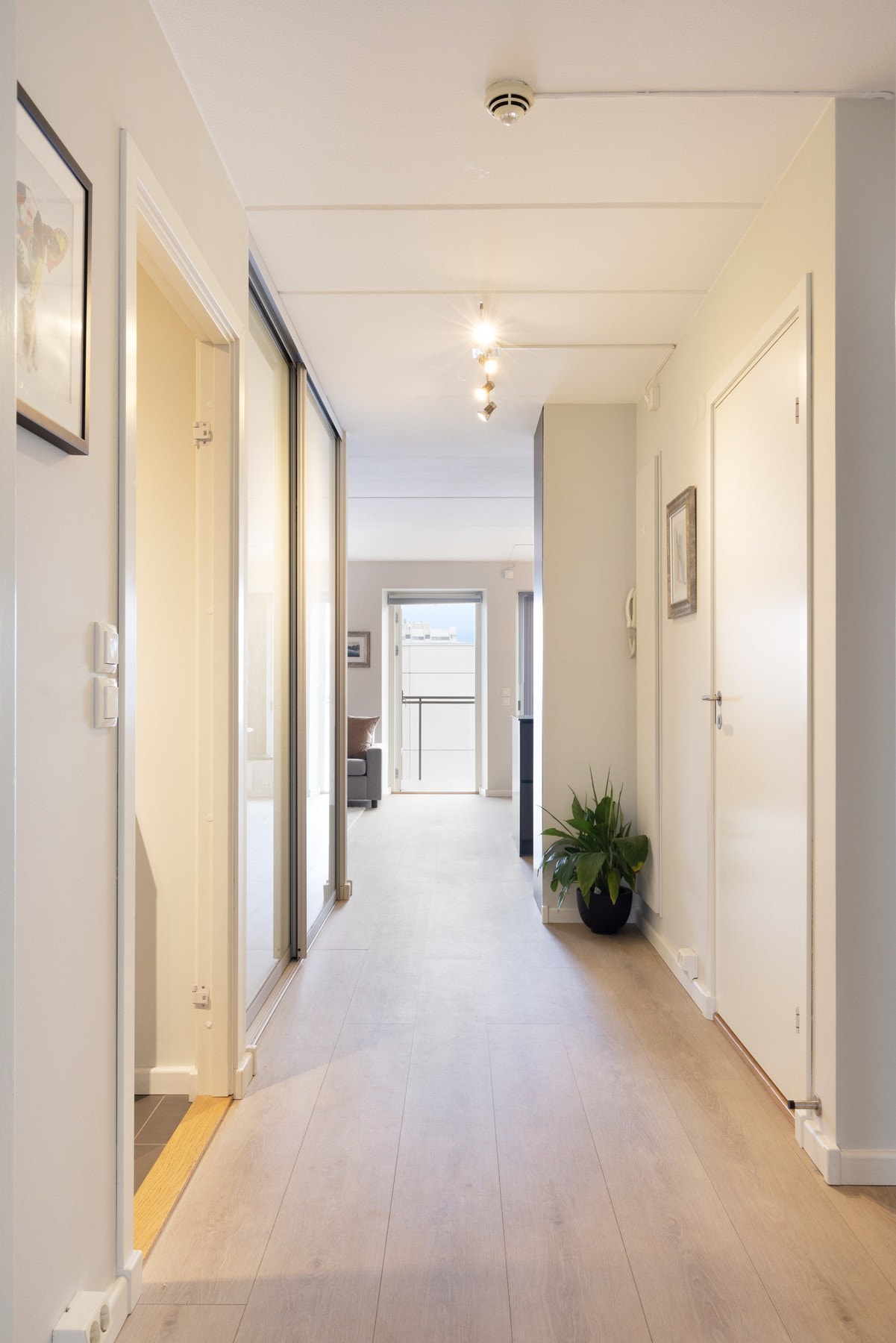 I gangen er det en stor skyvedørsgarderobe med ytterligere lagringsplass Galleribilde