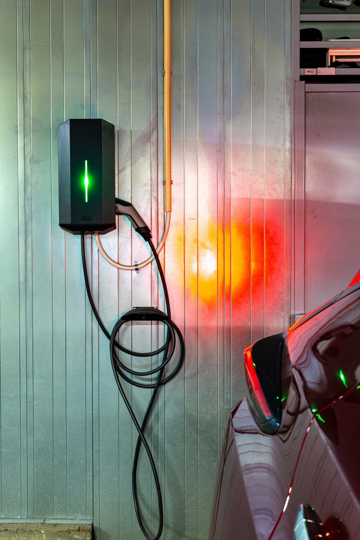 Det er installert lader for elbil på garasjeplassen Galleribilde