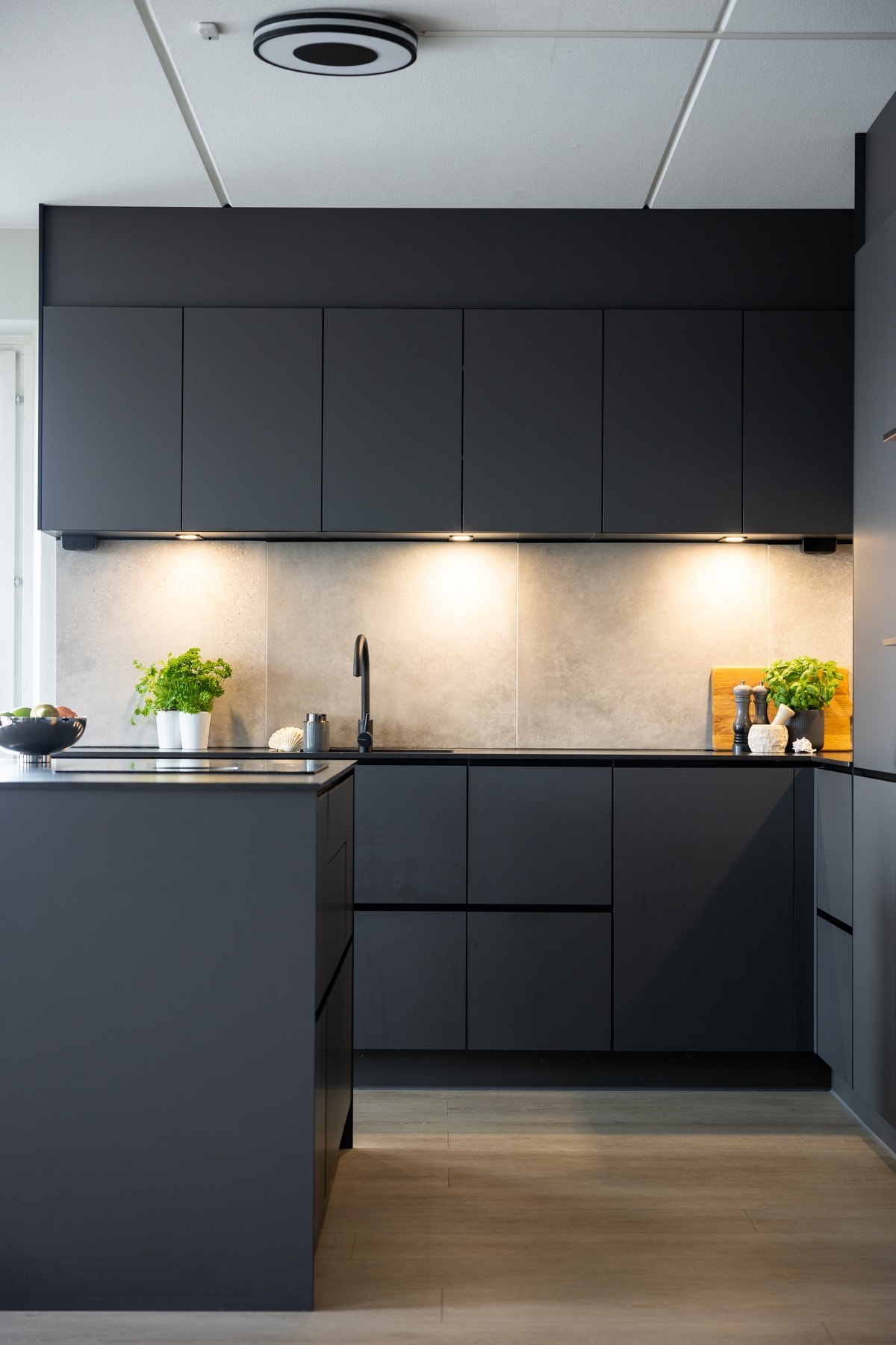 Kjøkkenet byr på svært gode lagrings- og arbeidsvilkår med mye skap- og benkeplass Galleribilde