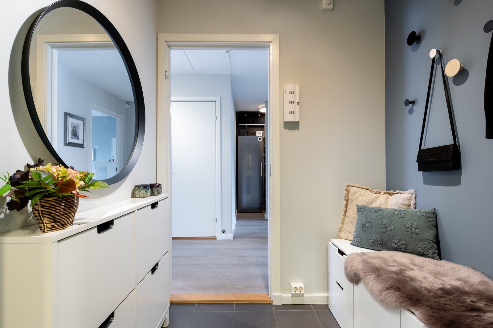 Flislagt entré - Velkommen til visning! Galleribilde