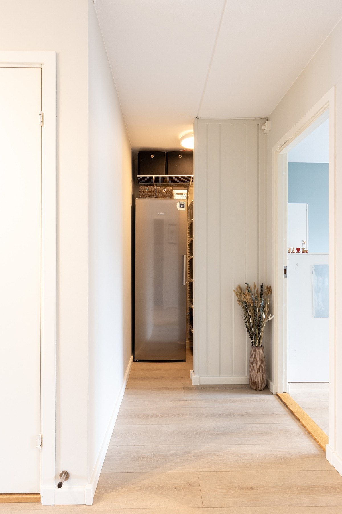 Videre er det også et lite karnapp med strøm hvor du kan ha f.eks et ekstra kjøleskap eller lignende, samt enda mer lagring Galleribilde