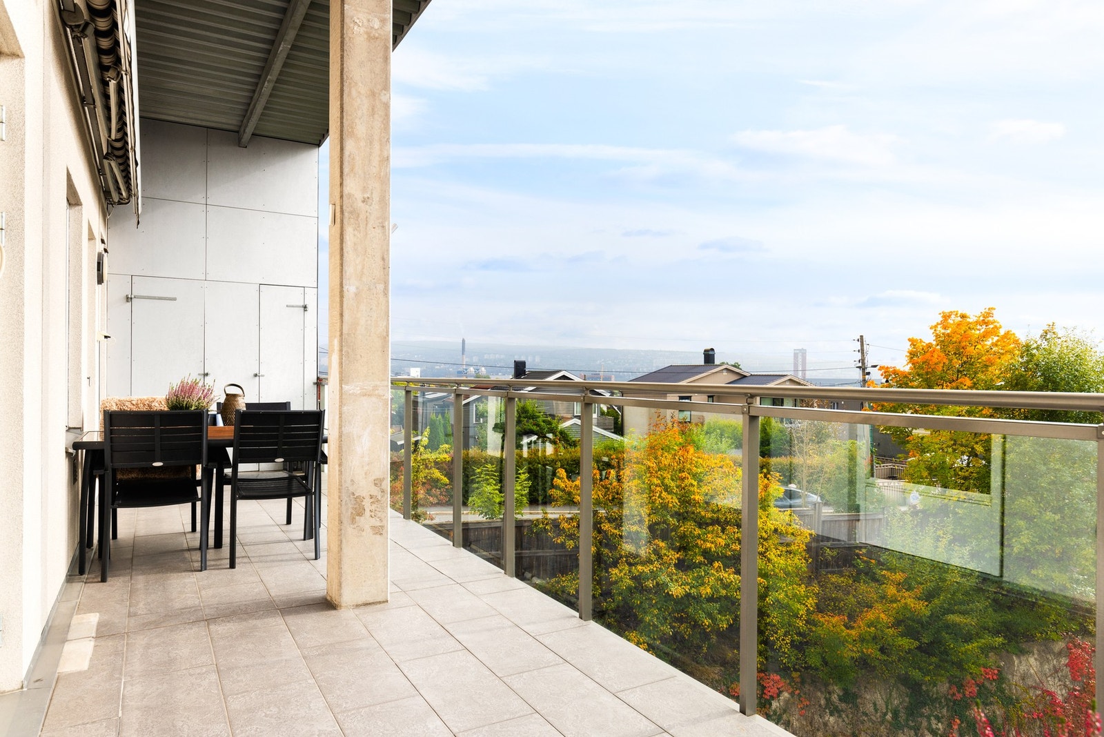 En stor og flott 4-roms toppleilighet med sydvendt balkong på hele 22 kvm Galleribilde