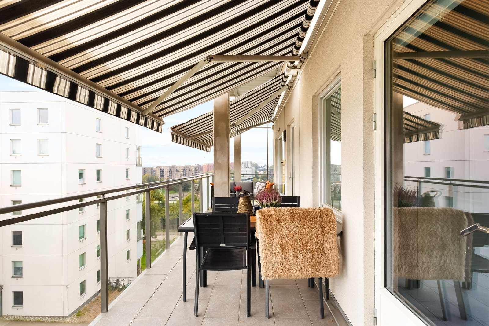 To store elektriske markiser som dekker store deler av balkongen Galleribilde