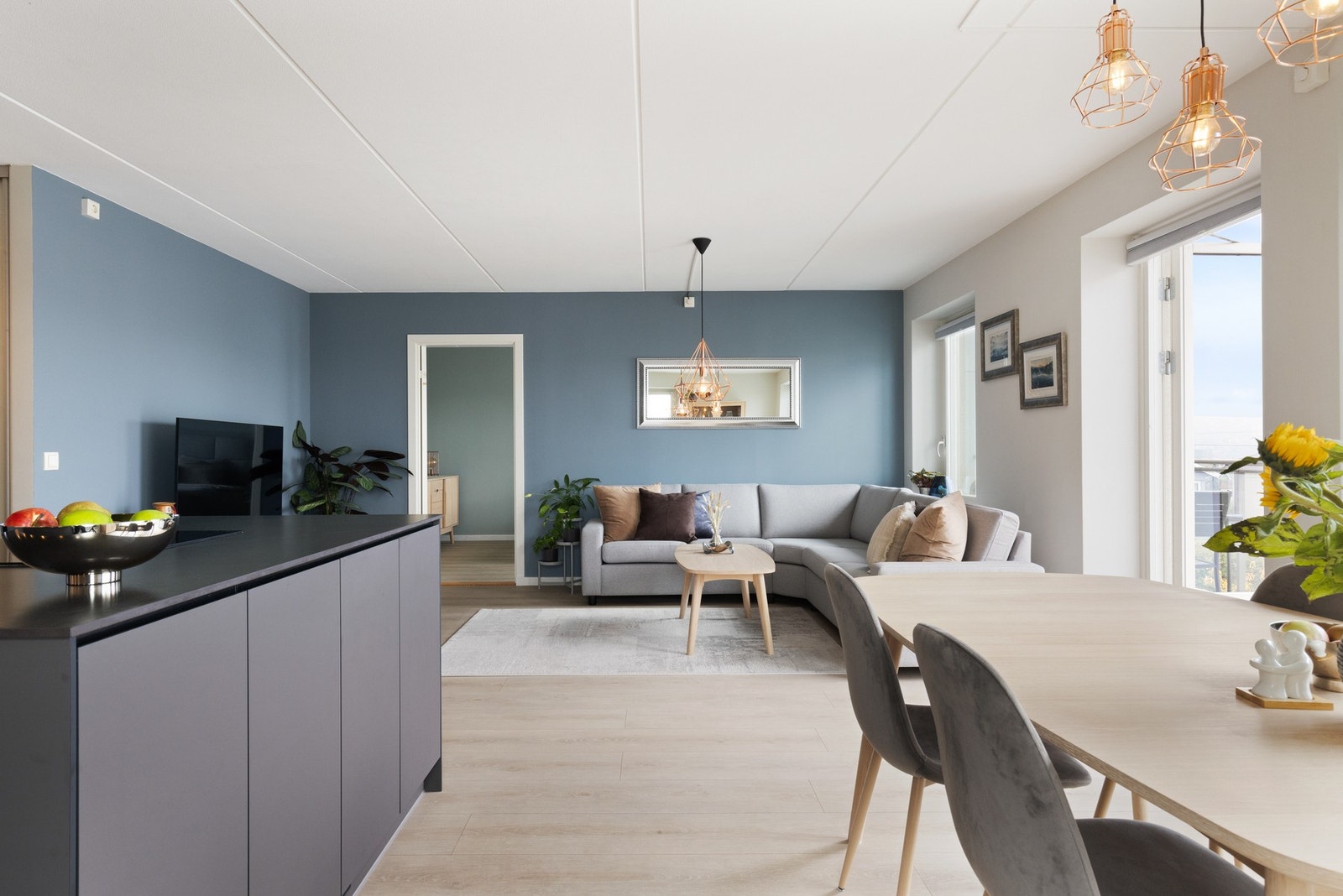 Boligen oppleves særdeles luftig og lys og bør ses! Galleribilde