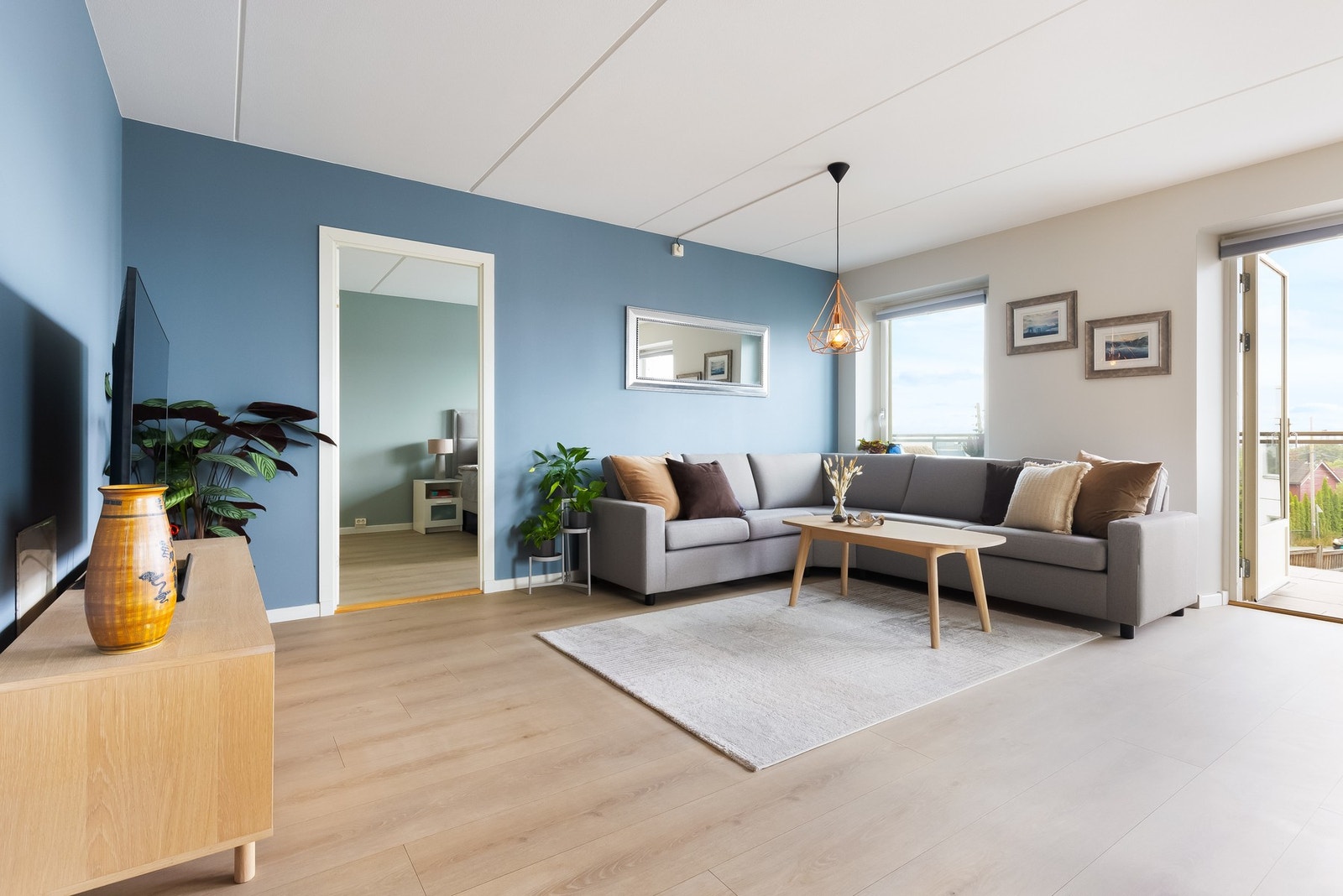 Her er det enkelt å møblere med naturlige soner for spisestue, sofakrok og tv-møblement Galleribilde