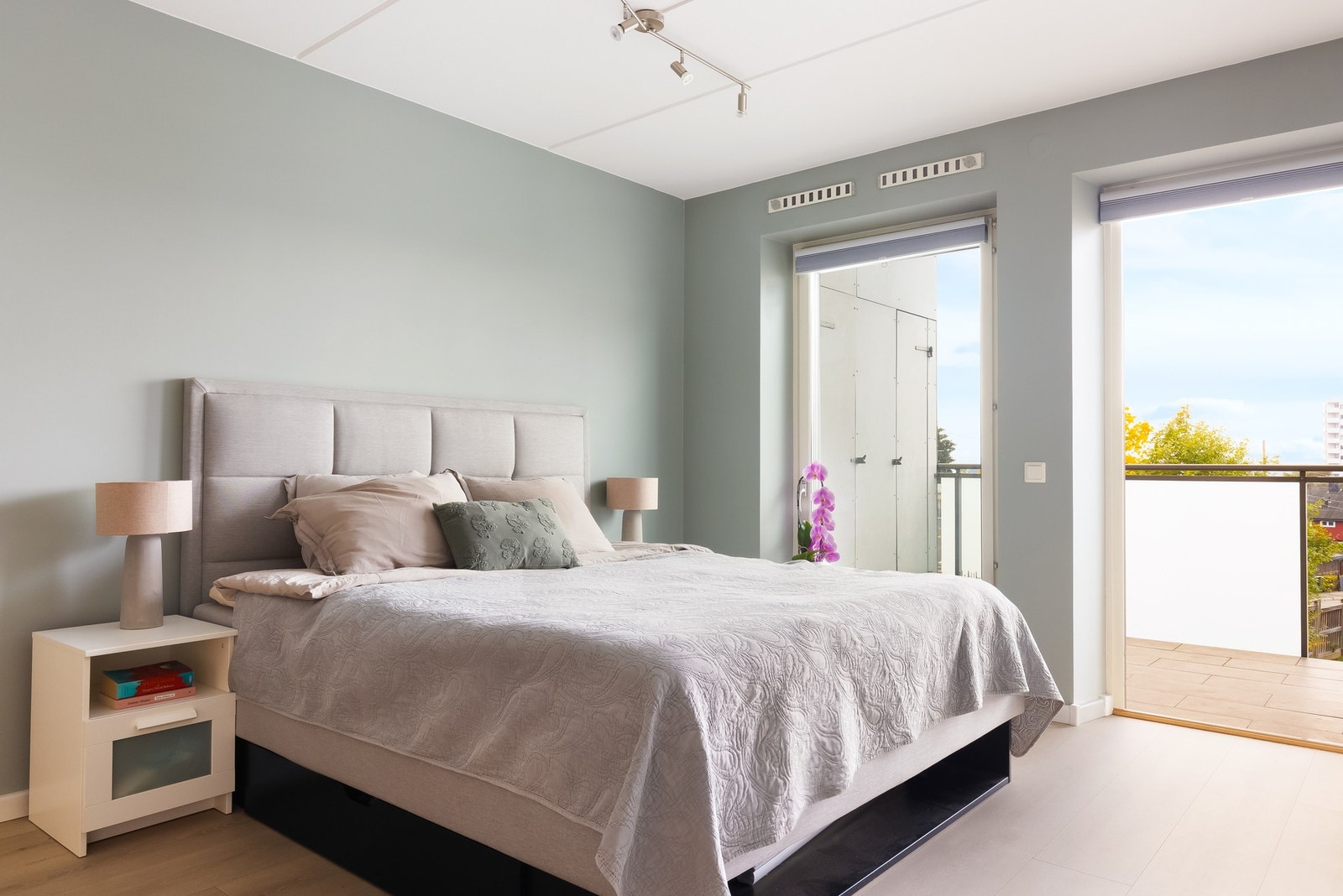 Soverommet er romslig og behagelig med god plass til en stor seng og nattbord på begge sider uten problemer Galleribilde