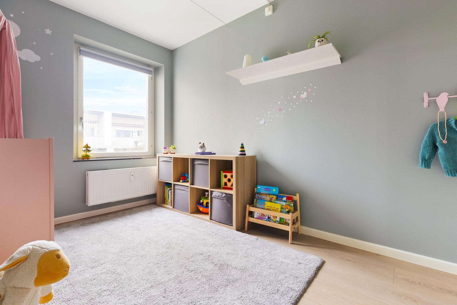 Her er det plass til seng, skrivepult og garderobe og det vil fortsatt være plass til å leke på gulvet Galleribilde