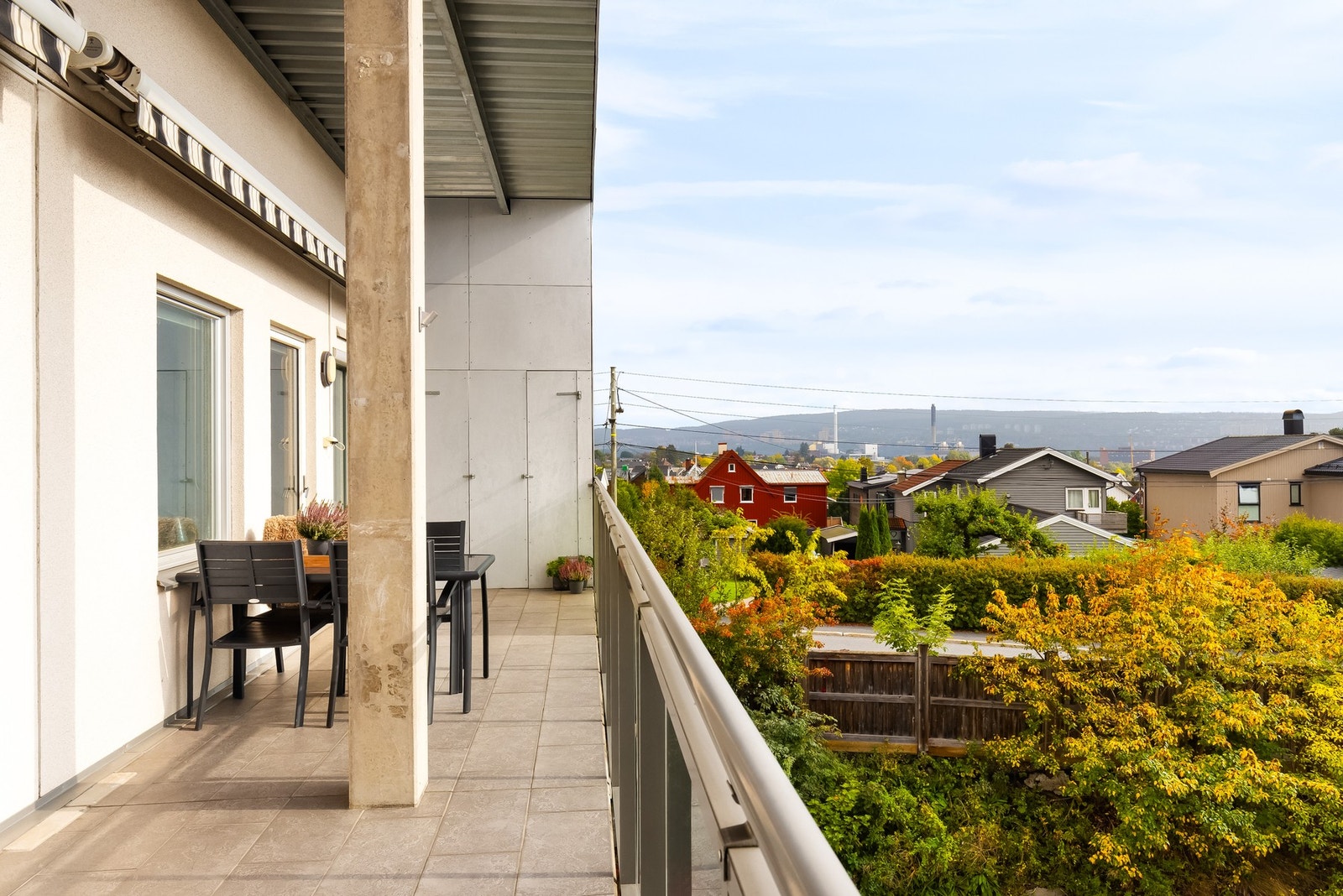 Balkongen er sydvendt med utsikt over småhusbebyggelse mot øst Galleribilde