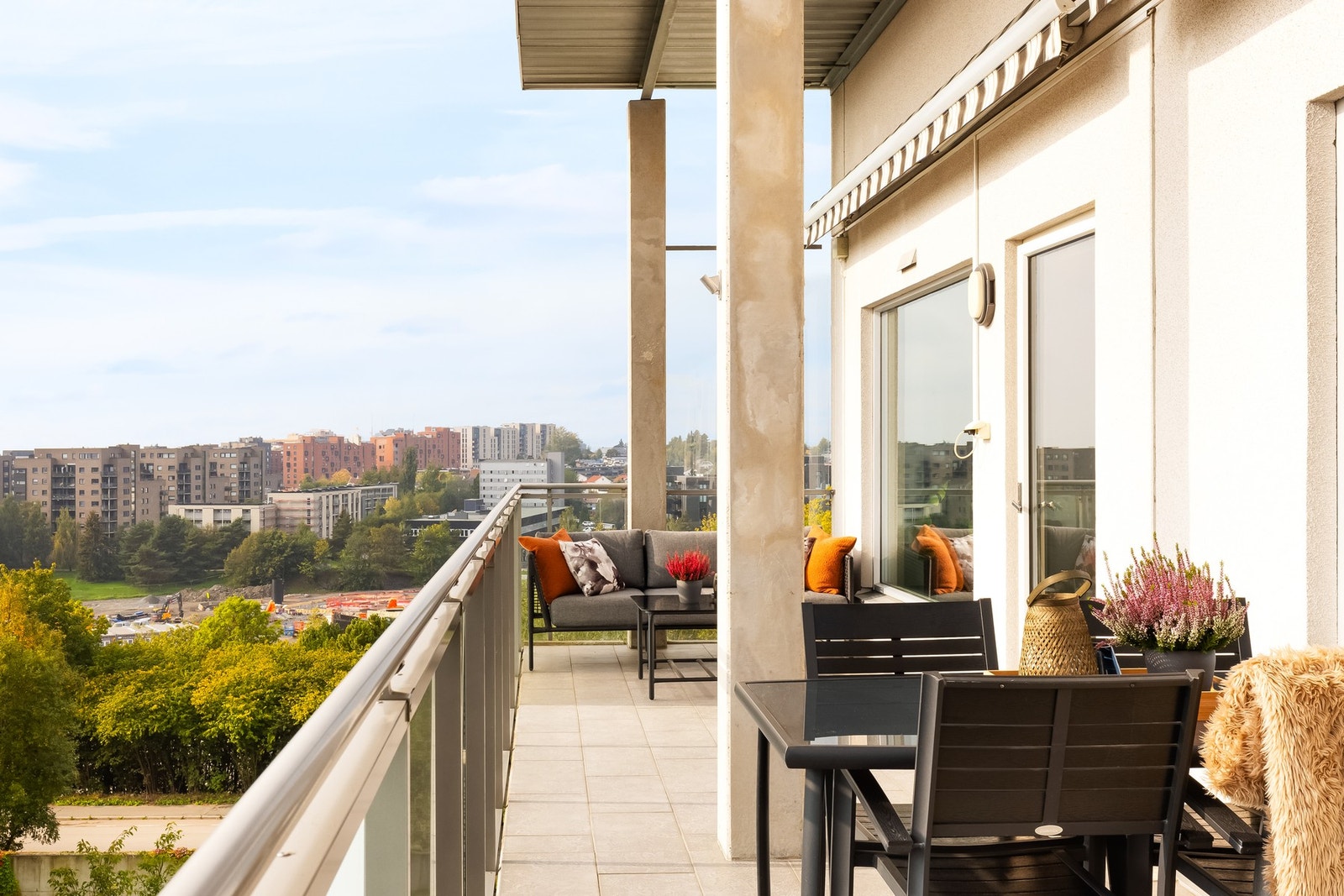 Her er det strålende solforhold fra tidlig formiddag til sen kveld og god plass til grill og ulike sittegrupper Galleribilde